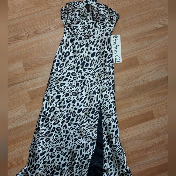 Beautiful Event Gown - Picture 2 of 10